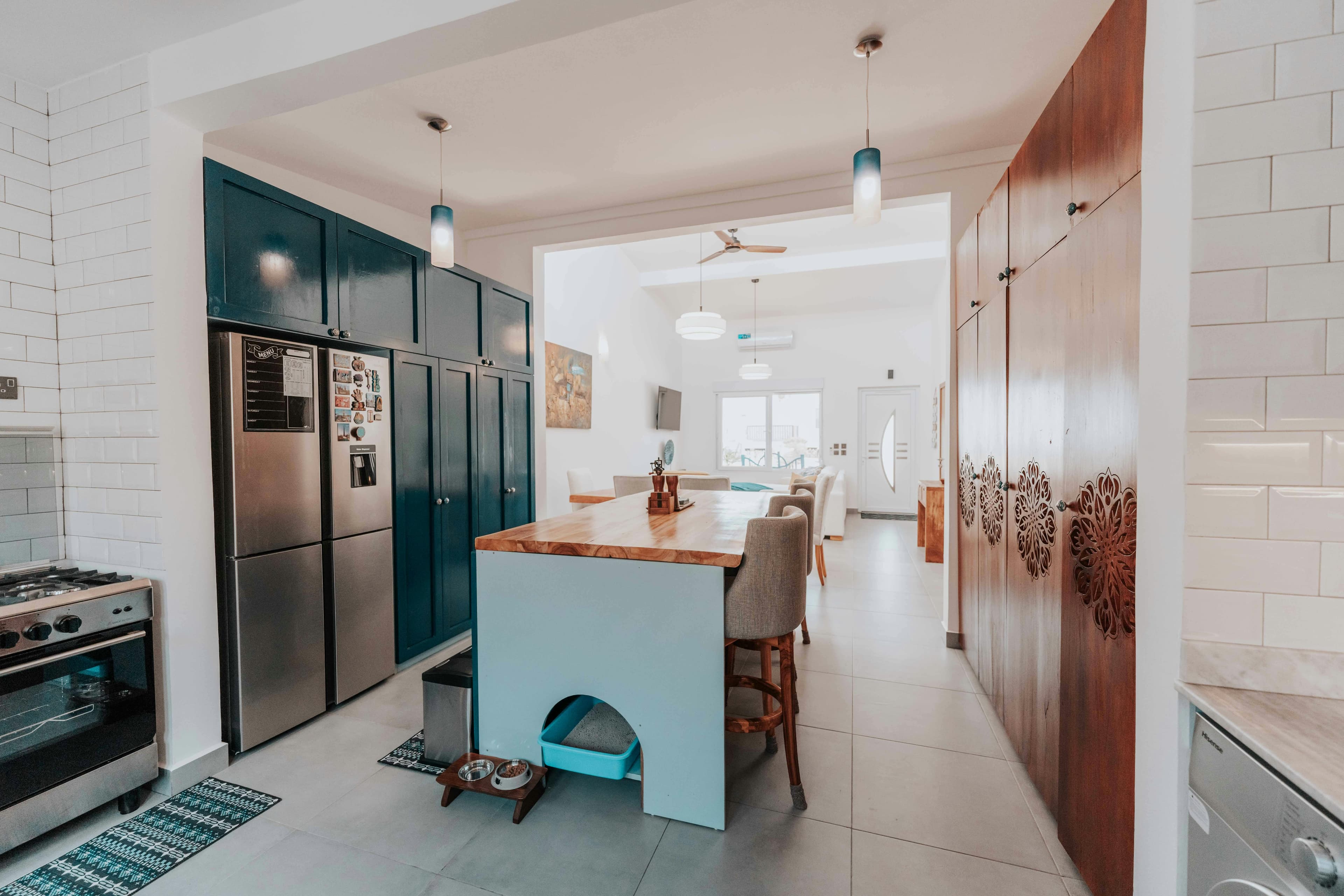 Cocina moderna con isla central y desayunador en Santo Domingo República Dominicana