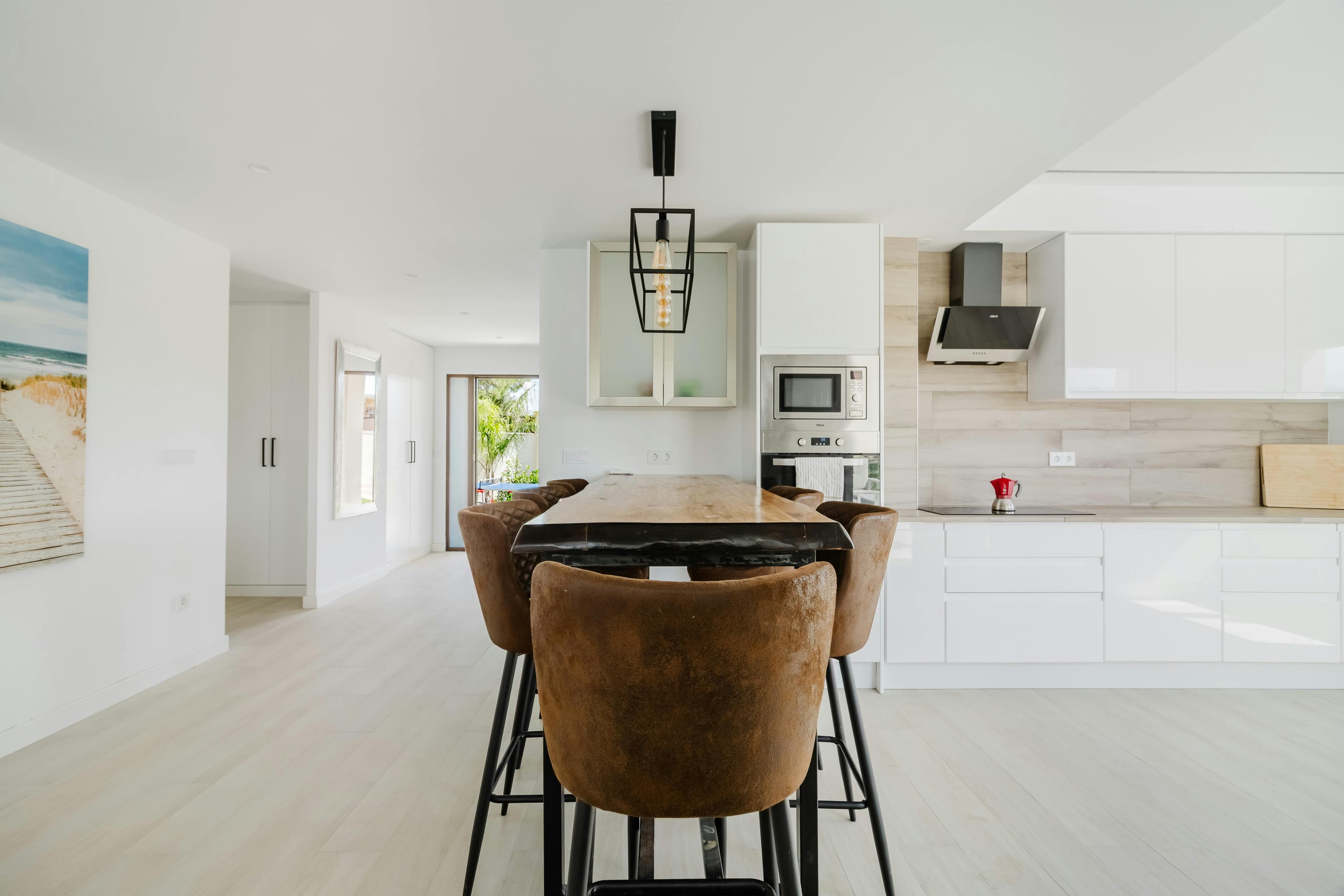 Cocina americana en madera con sala de estar integrada